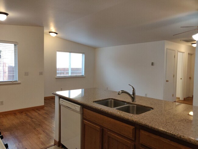 Foto del edificio - 2023-2025 NW Elm Ave