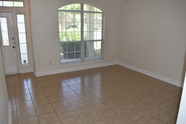 Building Photo - 1816 Village Oak Ct