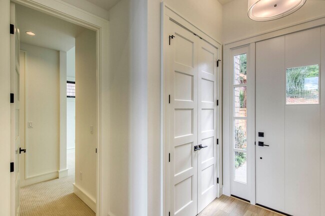 Building Photo - Beatiful Newer Luxury Townhouse with Water...