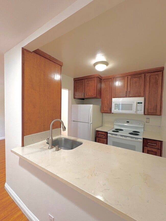 spacious kitchen - 2445 S Barrington Ave