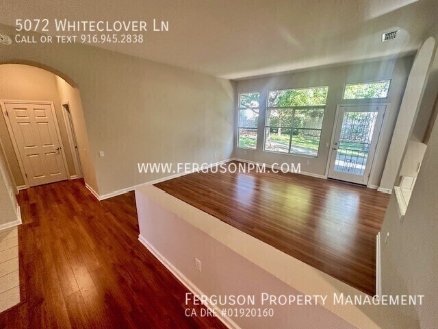 Foto del edificio - 5072 Whiteclover Ln