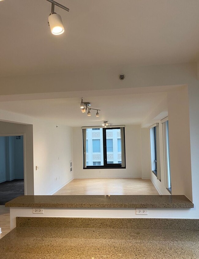 Building Photo - 1BR/1BA 837sqft! Condo! Parking! Laundry! ...