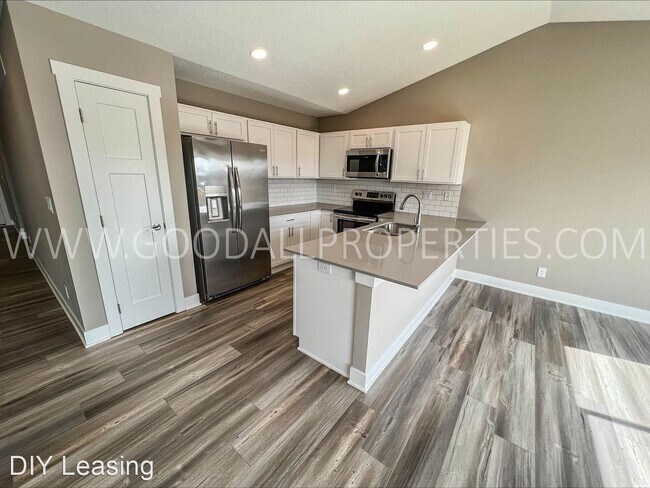 Building Photo - 4 br, 3 bath House - 640 SE Mesa Dr