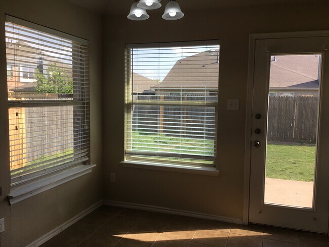 Foto del edificio - 1116 Lake Hollow Dr