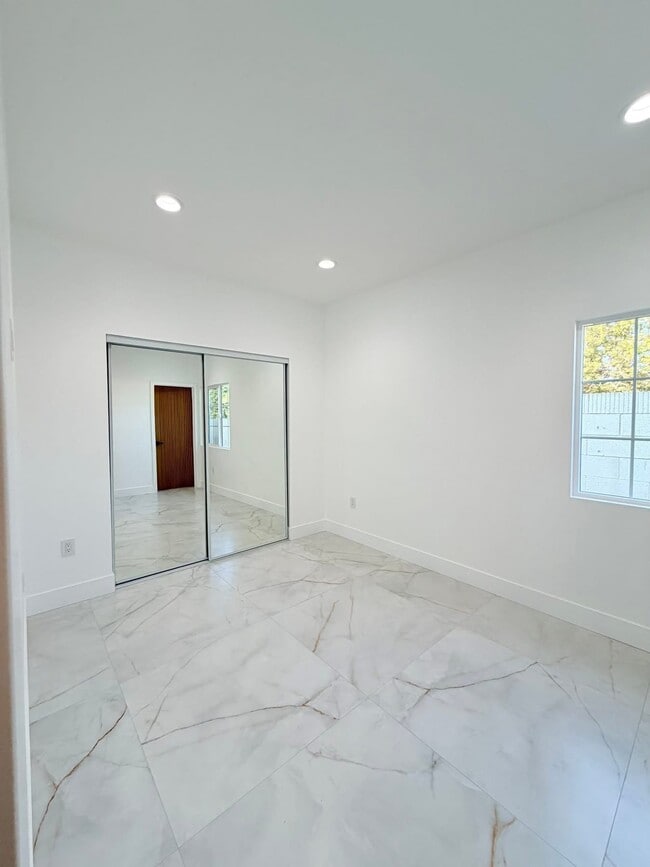 Building Photo - 604 S Vicki Ln