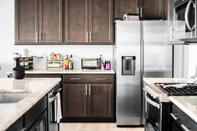 Building Photo - Terrific 3 BR/2.5BA Townhouse in Hillsborough!