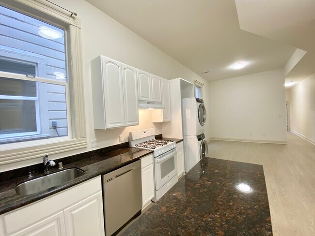 Building Photo - 415 S Van Ness Ave