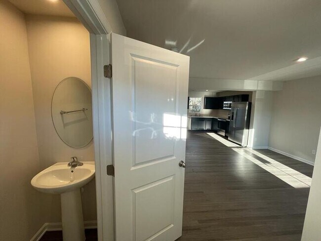 Foto del edificio - 409 Hampton Townes Dr