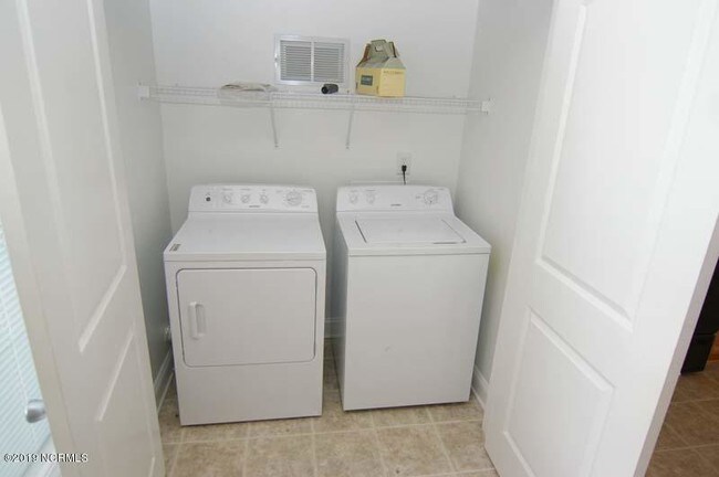Building Photo - 2604 Saddleback Dr