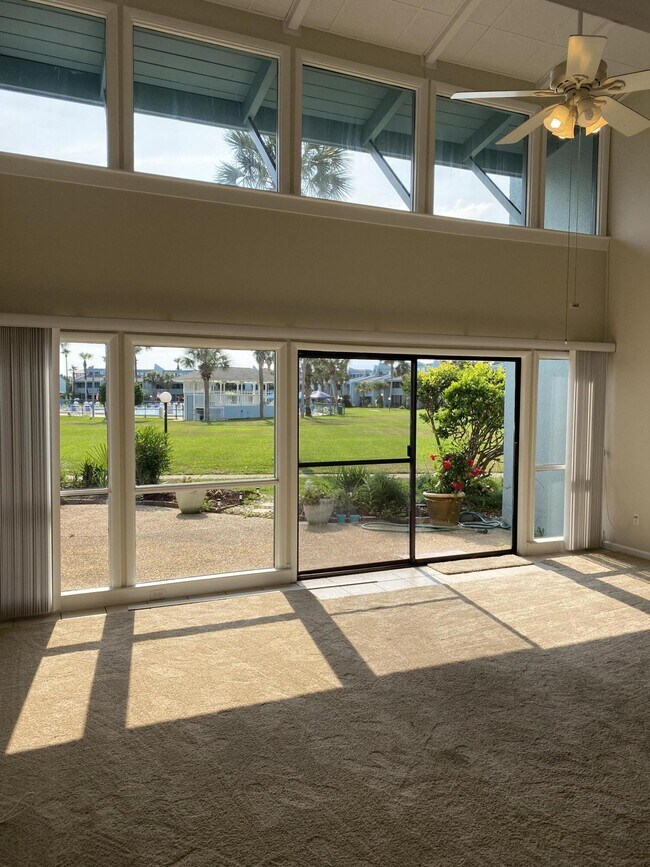 Foto del edificio - 22400 Front Beach Rd