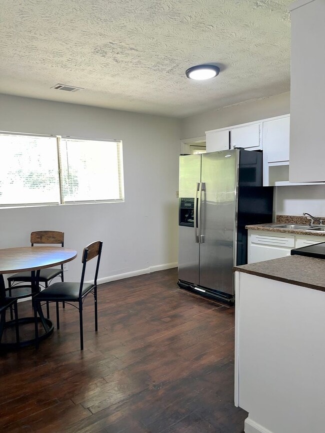 Foto del edificio - Fully Furnished Short Term Rental Home!