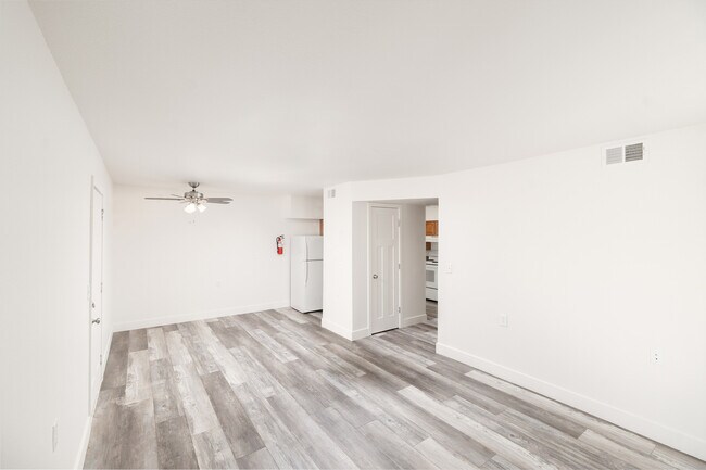 Sala de estar y comedor - Lombard Heights Apartments
