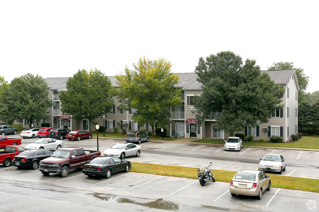 Beautiful Tree Line - Kise Estates Apartments