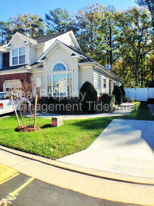 Foto principal - GORGEOUS END-UNIT W/ OPEN FLOOR PLAN!