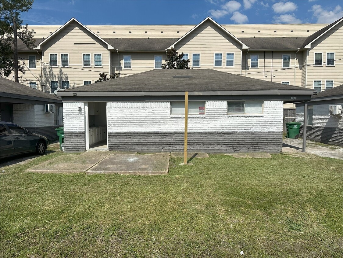 Foto principal - 3831 Mt Pleasant St