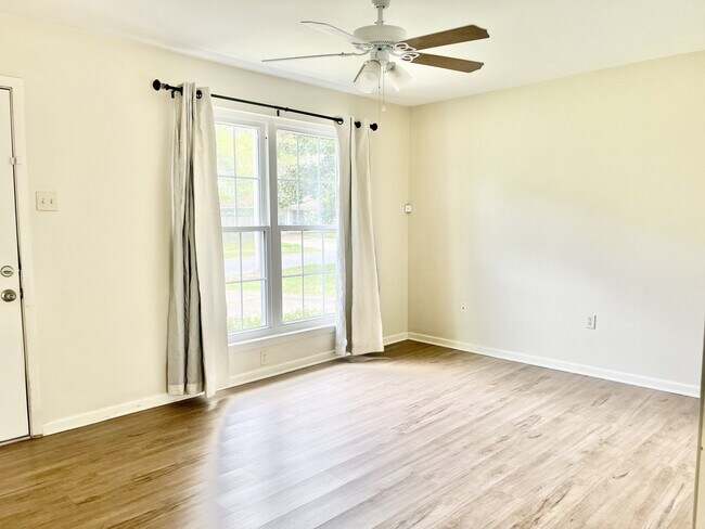 Building Photo - 555 Burgin Ave