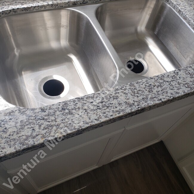 Foto del edificio - 407 Corvette St