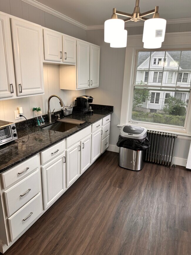 Building Photo - 609 Savin Avenue