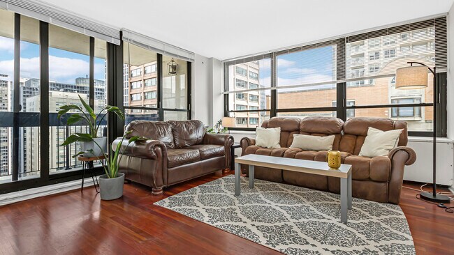 Foto del edificio - 222 E Pearson St