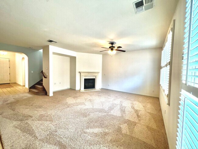 Building Photo - Beautiful 4 Bed 3.5 Bath With Huge Bonus L...