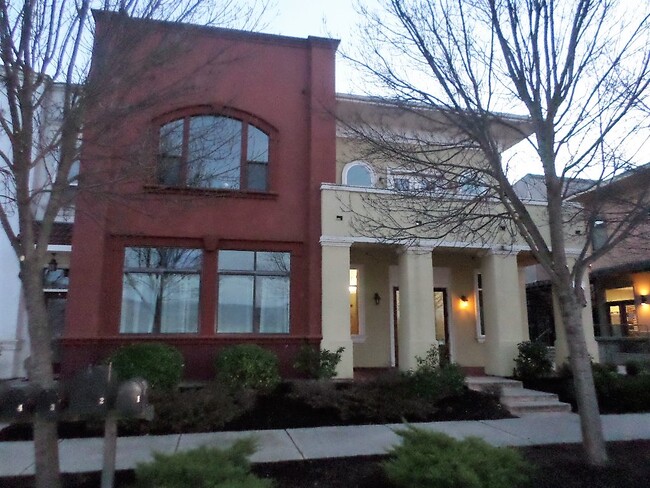 Building Photo - 184 Clear Creek Dr