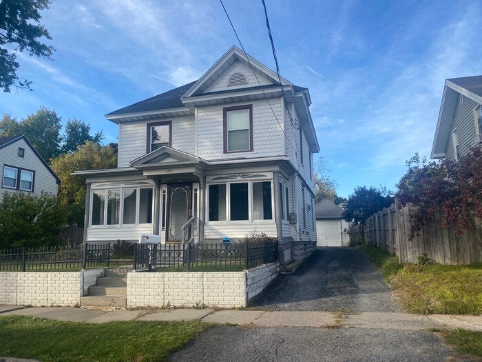 Primary Photo - Gorgeous 3 bedroom 1 bath with 1 stall det...