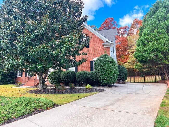 Foto del edificio - 702 Carriage Hill Rd