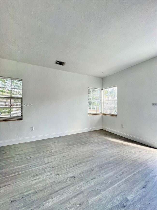 Building Photo - 600 SW 16th Ave