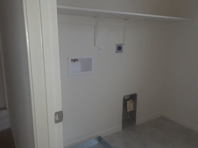 Foto del edificio - Centrally Located 3 Bedroom, 2.5 bath in gated community of Elk Grove