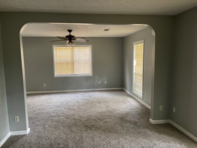 Building Photo - 2827 Lakeview Dr