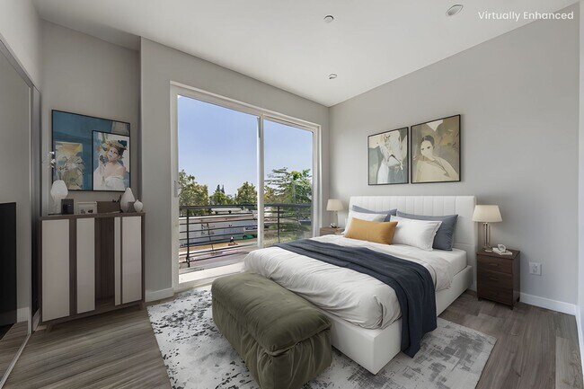 Foto del edificio - Luxury 4 Bedroom 3-Story Townhomes