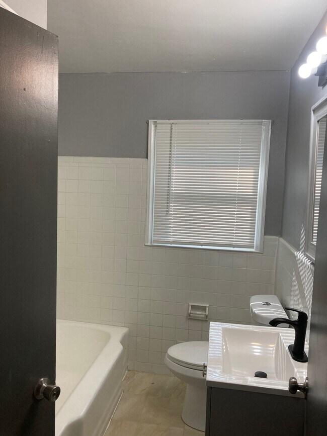 Foto del edificio - 1089 Longshore Dr