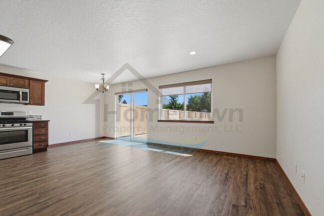 Foto del edificio - 3 Bedroom 3 Bathroom Home with Attached Garage Available in Post Falls!