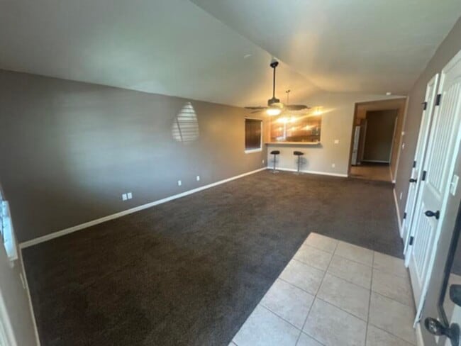 Building Photo - Super Cute Rancher with Central Air!!