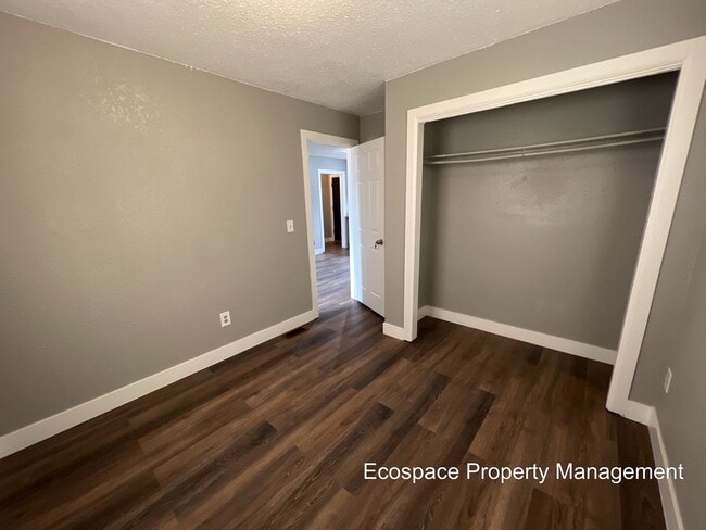 Building Photo - Backside Duplex in Park Hill Available!