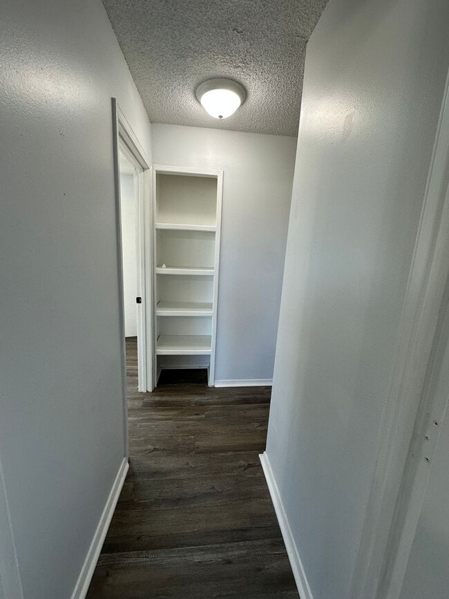 Building Photo - WELCOME HOME! Cute 2 Bedroom 1 Bathroom with Garage!