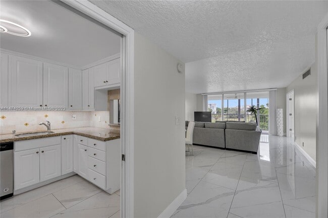 Building Photo - 2851 S Palm Aire Dr