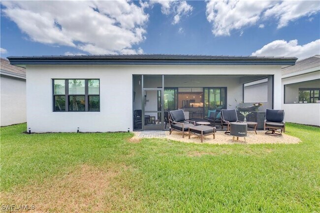 Foto del edificio - 12814 Hawkins Dr