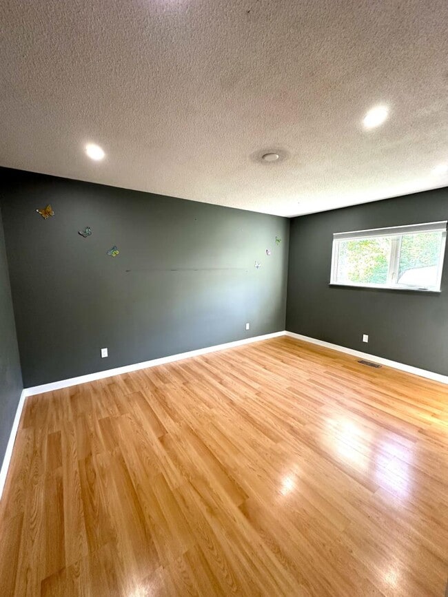 Building Photo - 4 bedroom in Prince George BC V2N 5J8