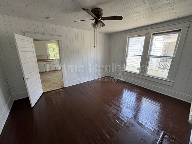 Building Photo - 809 Sunset Ave