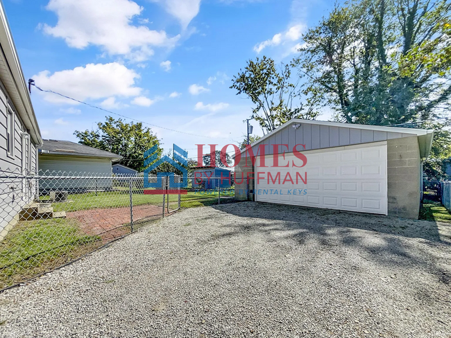 Building Photo - Three Bedroom House | Detached Garage