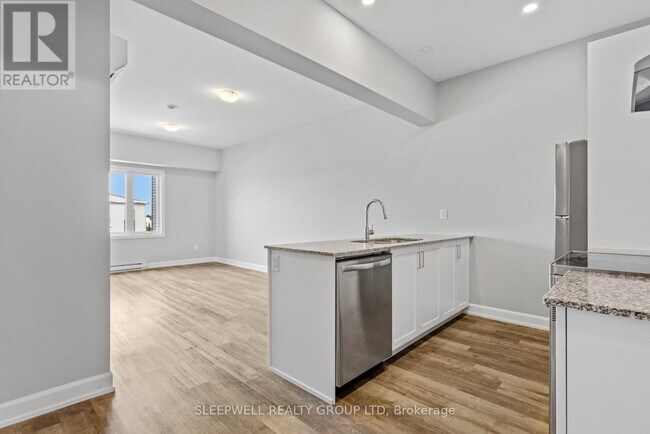 Photo du bâtiment - 979 N Russell Rd