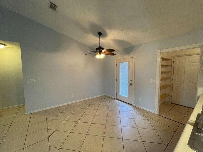 Foto del edificio - 215 Woodbridge Rd