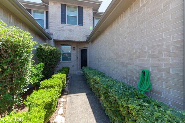 Foto del edificio - 2943 Meadowglen Crest