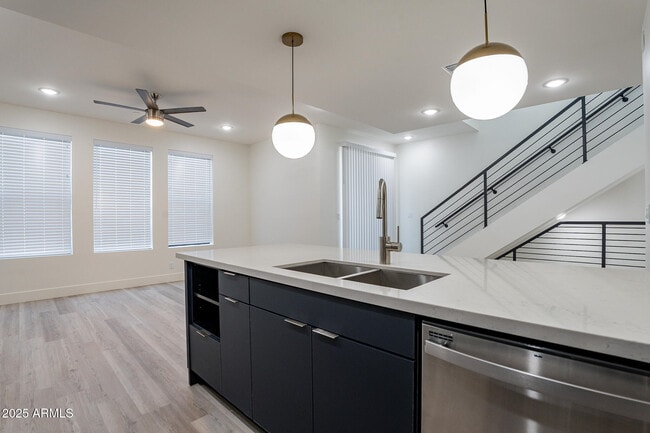 Building Photo - 250 S Roosevelt St