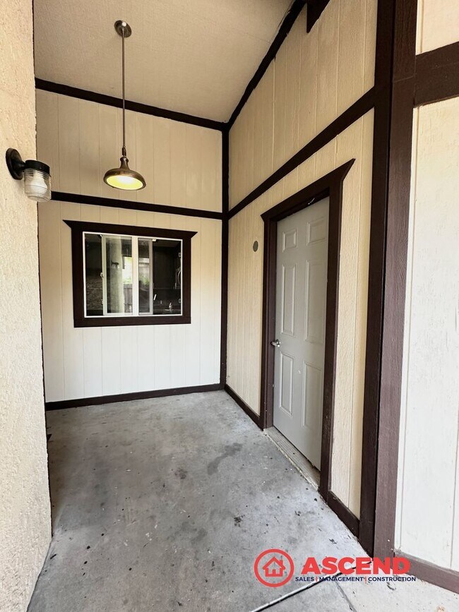 Building Photo - Charming Condo Located in HOA!