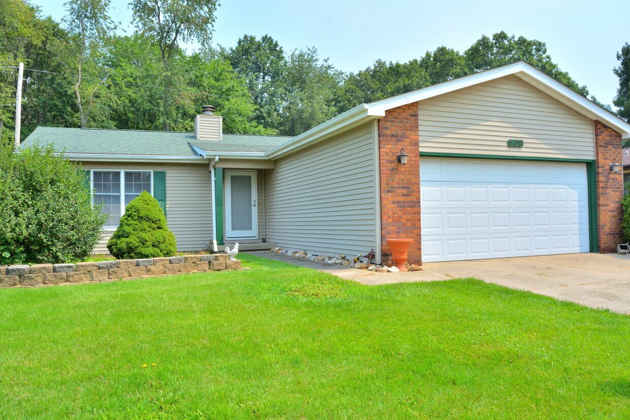 Primary Photo - 105 Buckhorn Dr