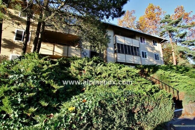 Building Photo - Sherwood Condo with outdoor pool, hardwoods