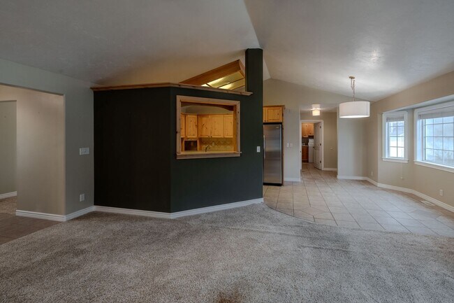 Foto del edificio - 3 Bedroom 2 bath home in Sugar City Idaho 2 stall garage in awesome neighborhood