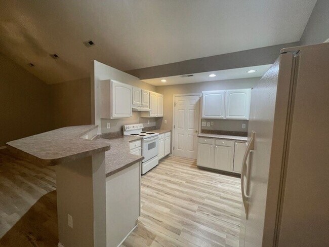 Building Photo - BEAUTIFUL 2 BEDROOM, 2 BATH CONDO IN NORTH...